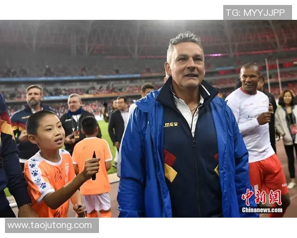 小球迷追星记：亲手索要足球球星卡签名的难忘时刻