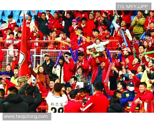 足坛巨星齐聚盛宴共享美食佳肴畅谈绿茵场内外故事