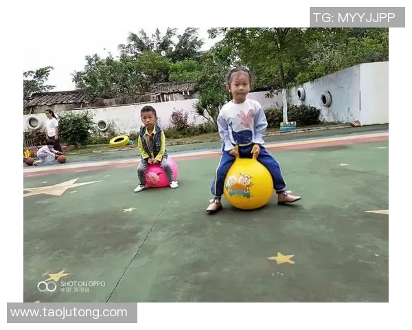 足球明星与幼儿园欢乐时光主题背景图设计激发孩子运动兴趣和创造力